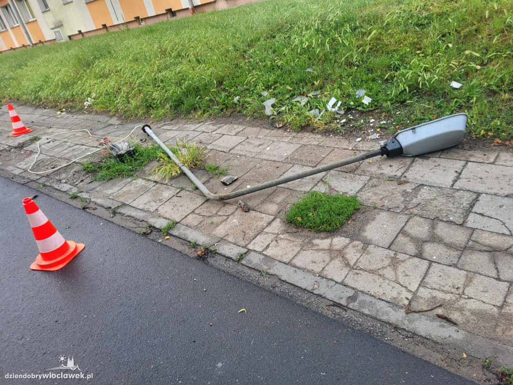 Audi ścięło dwie latarnie