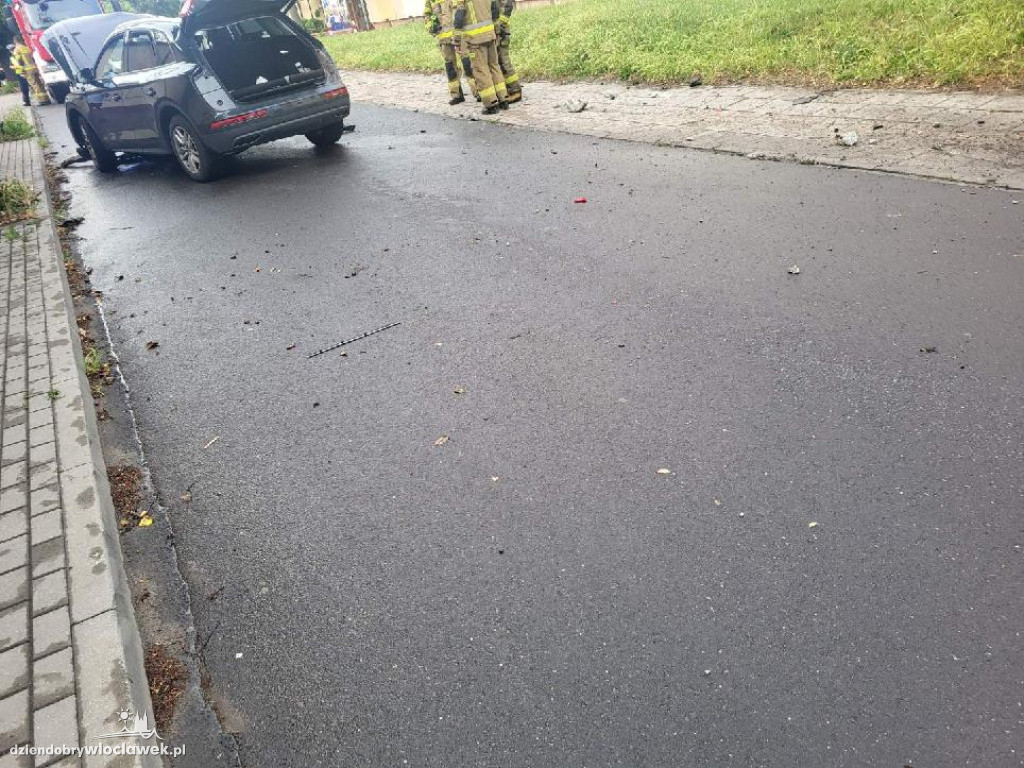 Audi ścięło dwie latarnie