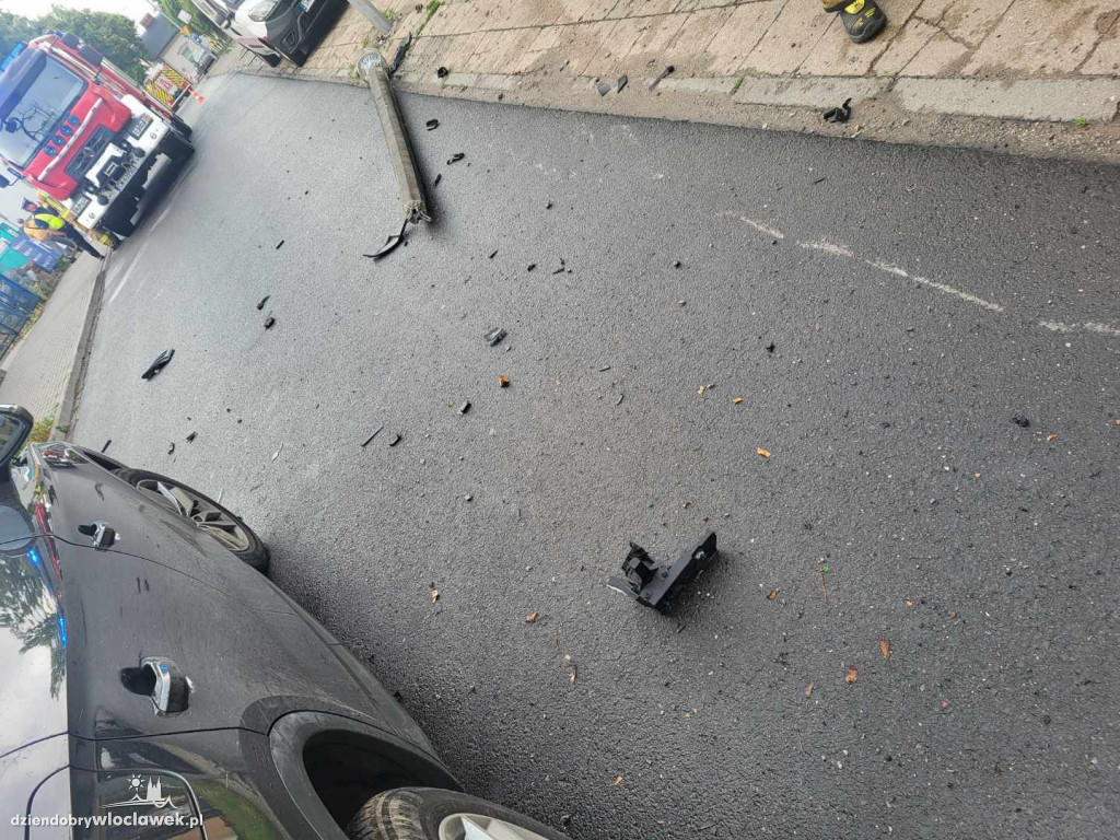 Audi ścięło dwie latarnie