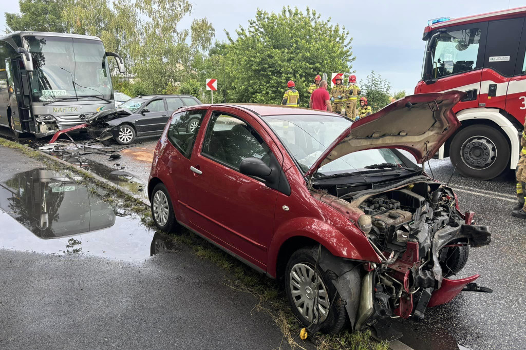 Dwa samochody osobowe uderzyły w autobus
