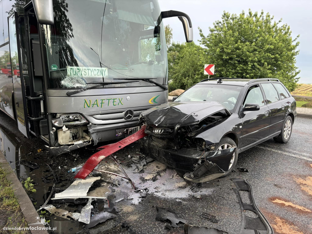 Dwa samochody osobowe uderzyły w autobus