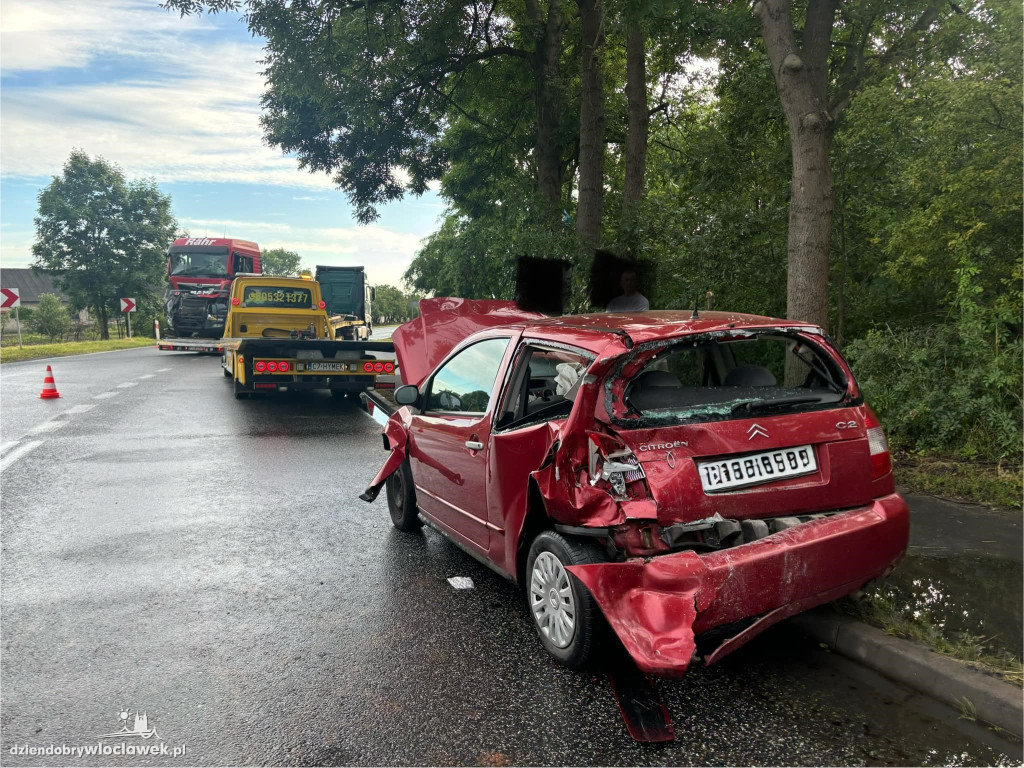 Dwa samochody osobowe uderzyły w autobus