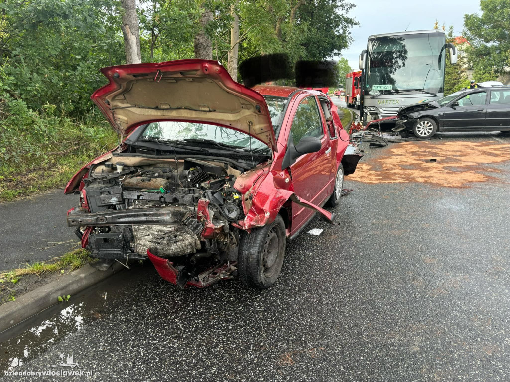 Dwa samochody osobowe uderzyły w autobus