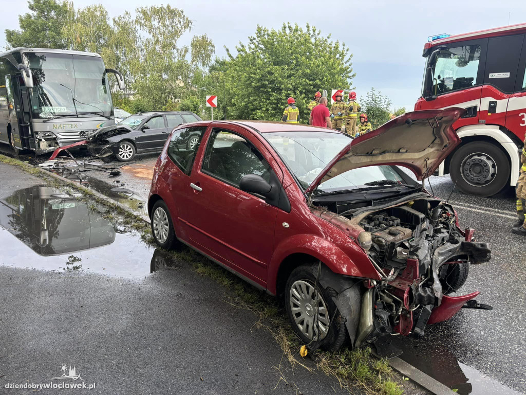 Dwa samochody osobowe uderzyły w autobus