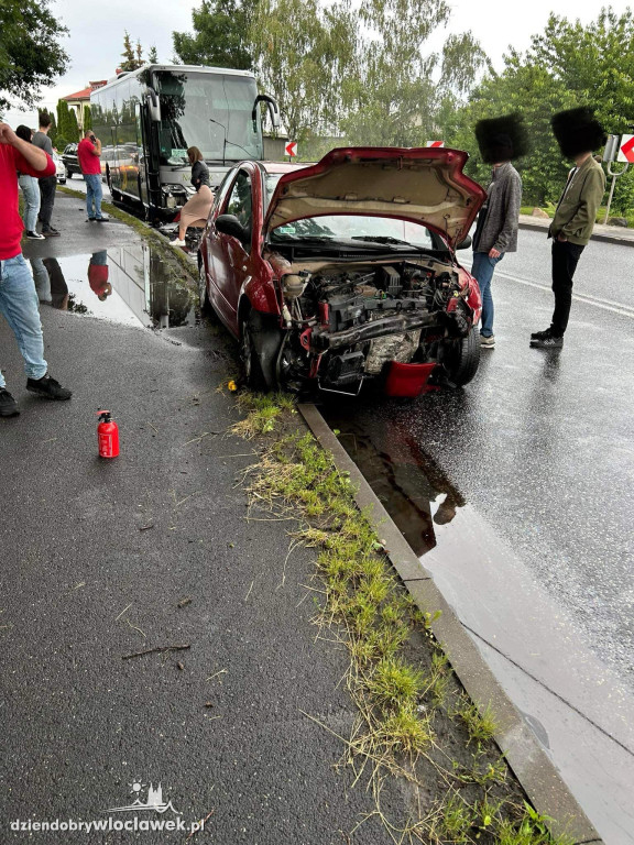 Dwa samochody osobowe uderzyły w autobus