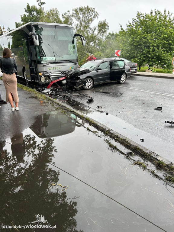 Dwa samochody osobowe uderzyły w autobus