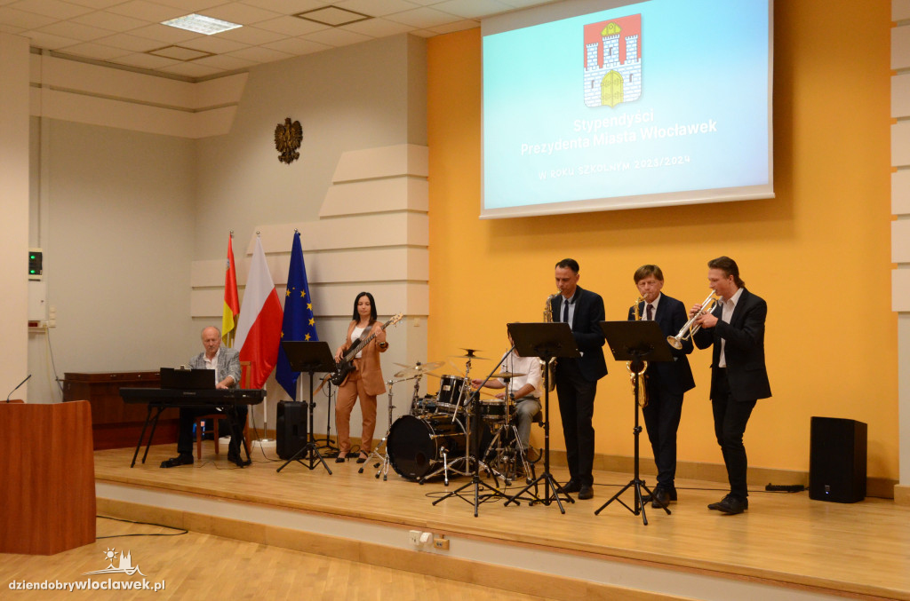 Wręczenie uczniom stypendiów Prezydenta Włocławka