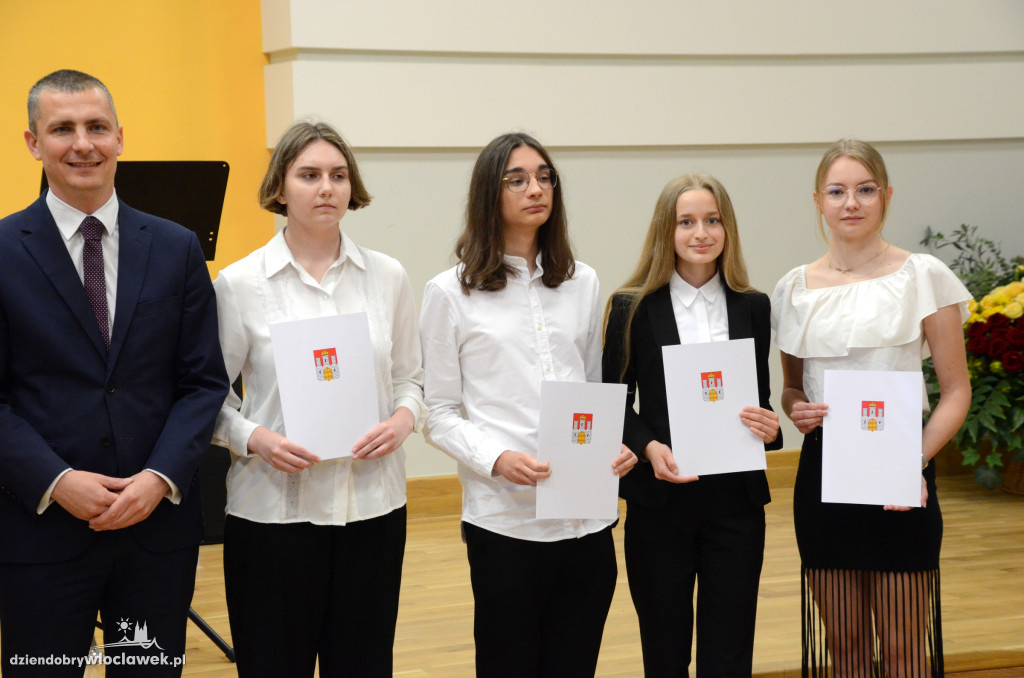 Wręczenie uczniom stypendiów Prezydenta Włocławka