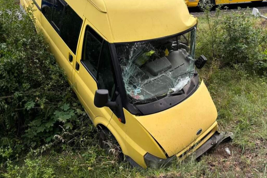 Dostawczak w rowie na Szosie Brzeskiej