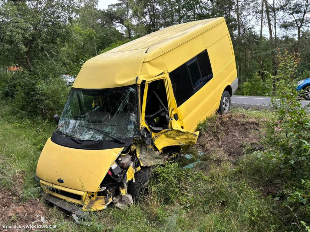Dostawczak w rowie na Szosie Brzeskiej
