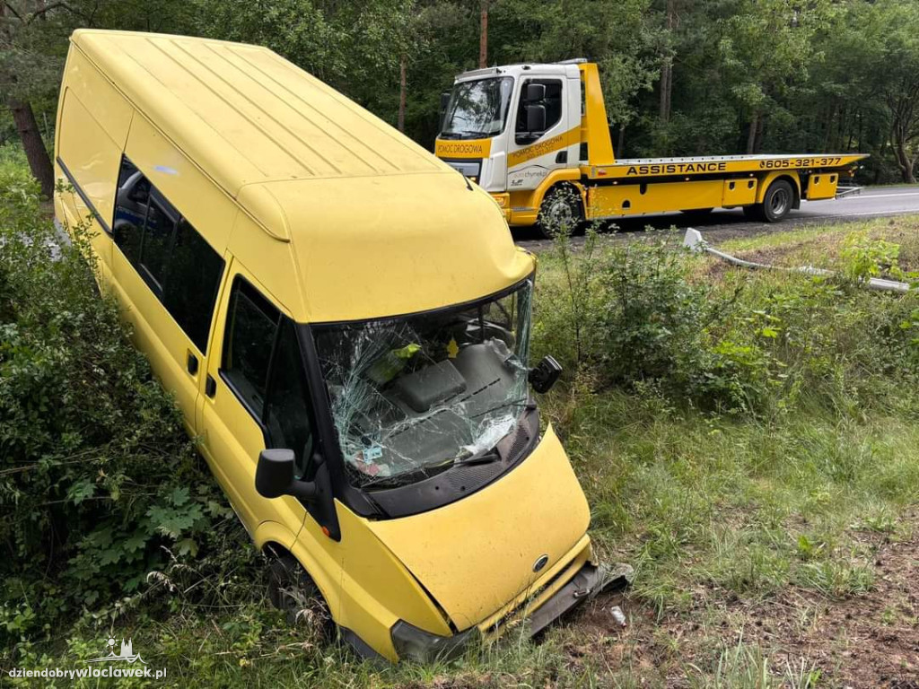 Dostawczak w rowie na Szosie Brzeskiej