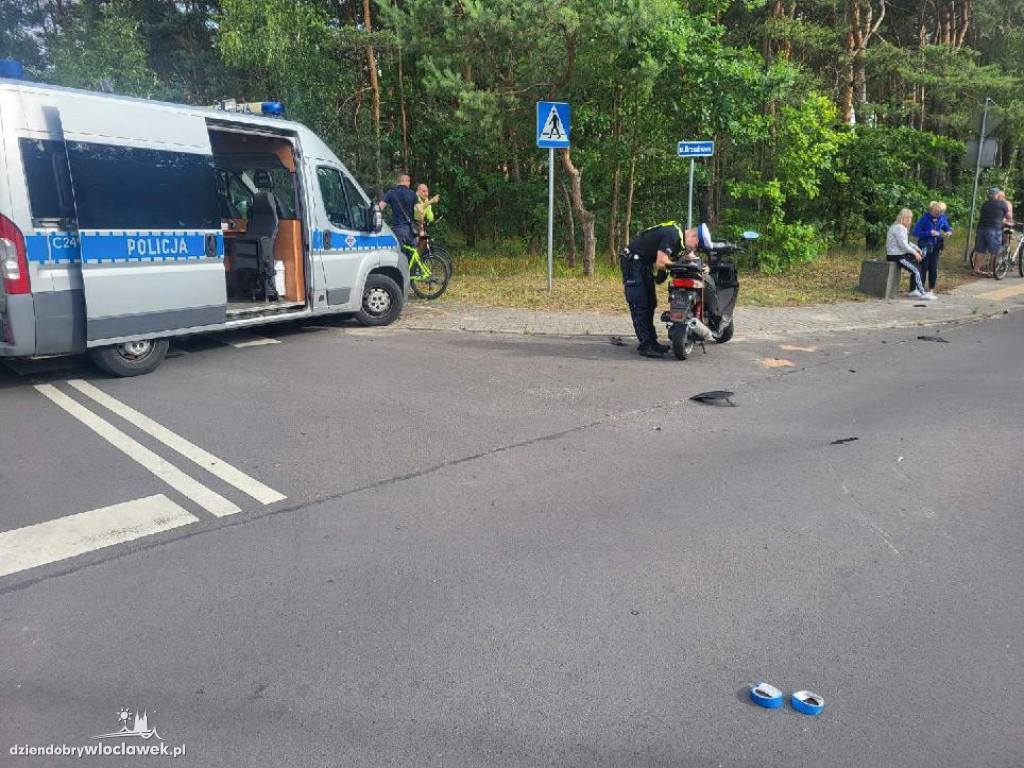 Skuter uderzył w samochód osobowy