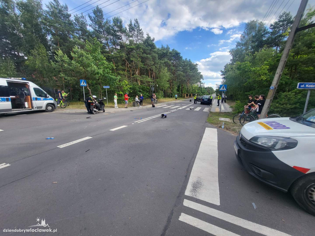 Skuter uderzył w samochód osobowy