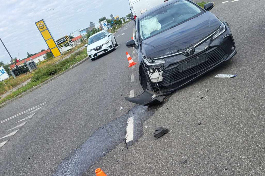 Zderzenie opla i toyoty na Toruńskiej