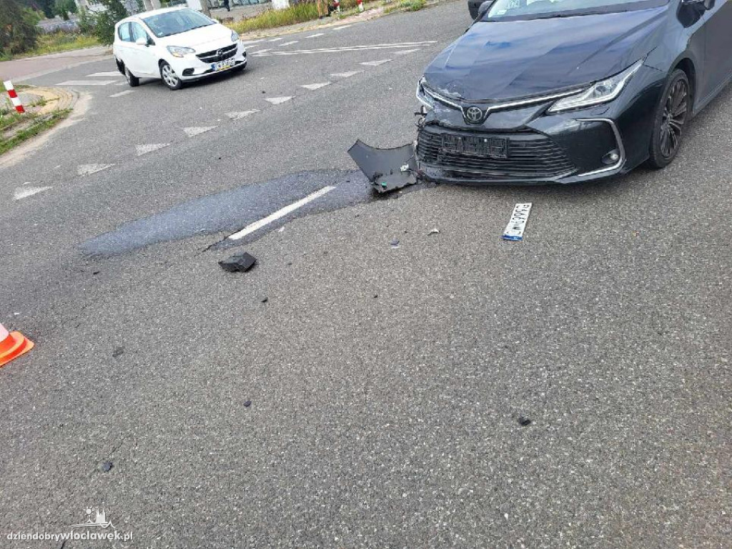 Zderzenie opla i toyoty na Toruńskiej