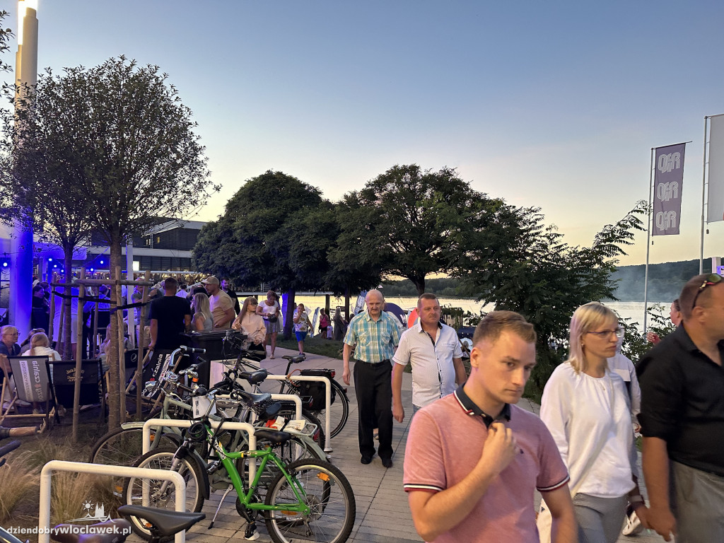 Festiwal Wisły 2024: Parada statków w świetle rac