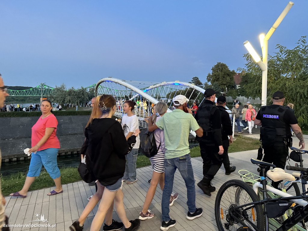 Festiwal Wisły 2024: Parada statków w świetle rac