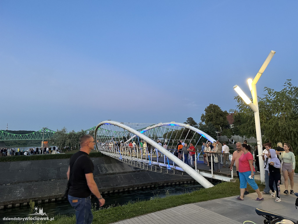 Festiwal Wisły 2024: Parada statków w świetle rac