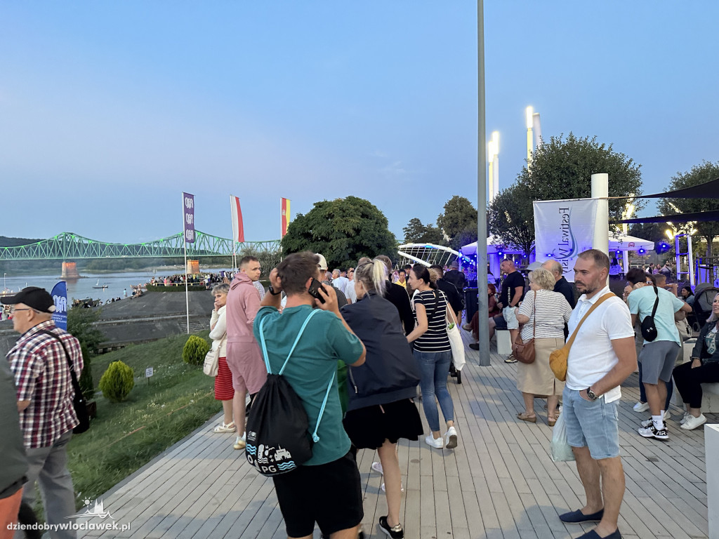 Festiwal Wisły 2024: Parada statków w świetle rac