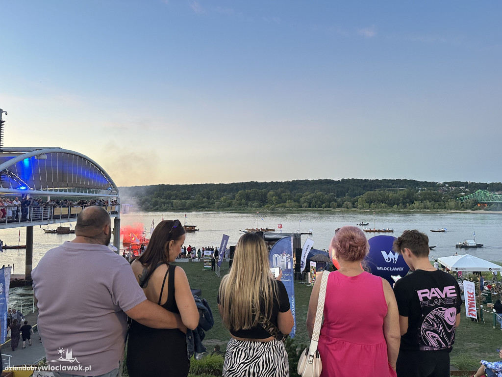 Festiwal Wisły 2024: Parada statków w świetle rac