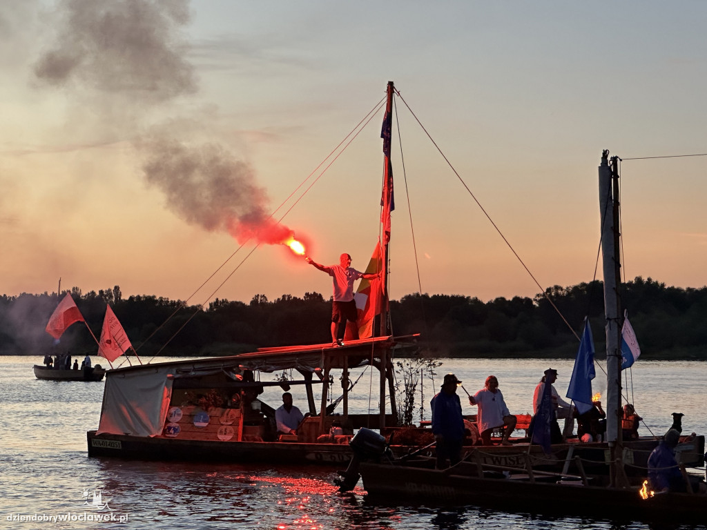 Festiwal Wisły 2024: Parada statków w świetle rac