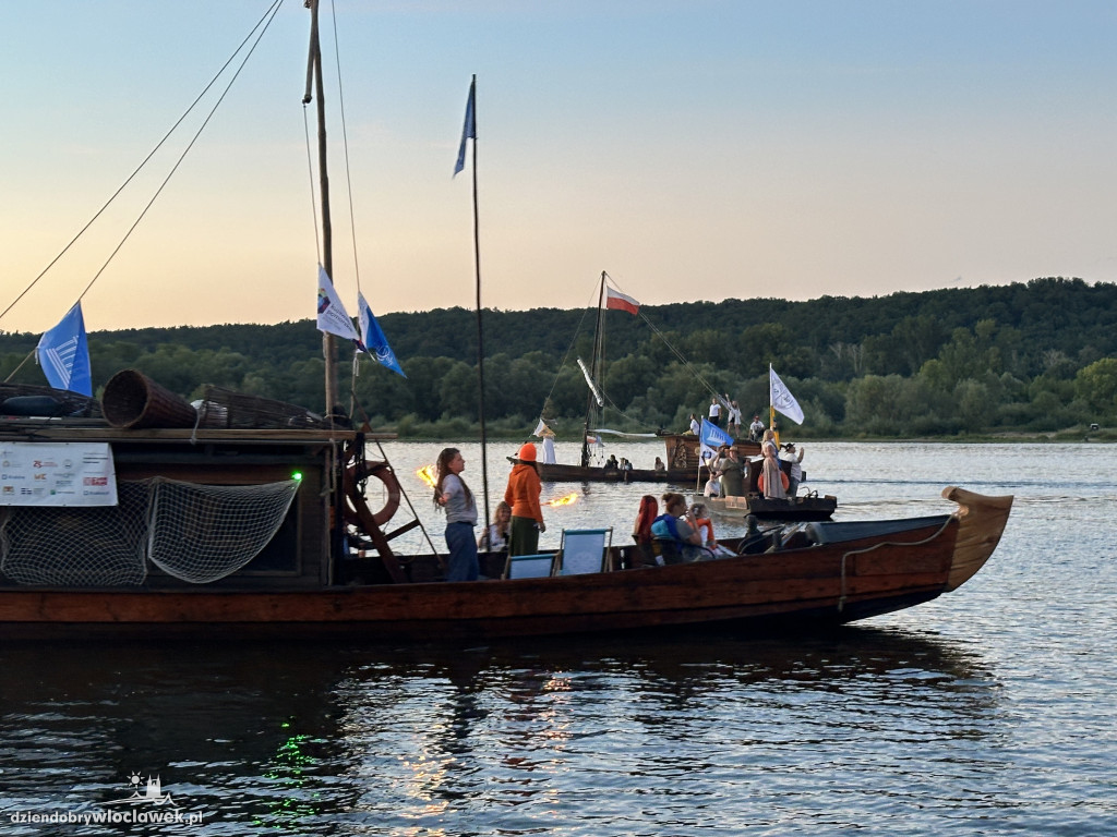 Festiwal Wisły 2024: Parada statków w świetle rac