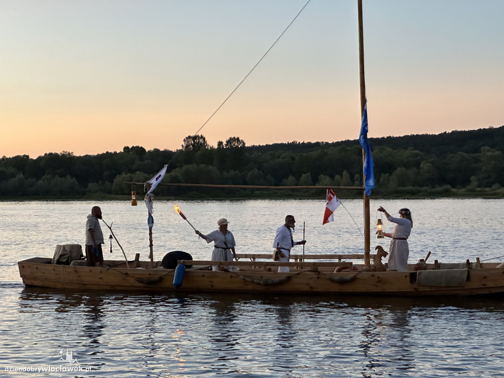 Festiwal Wisły 2024: Parada statków w świetle rac
