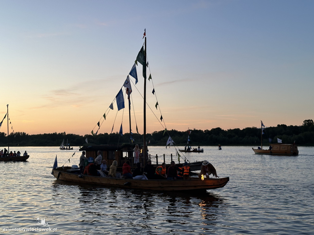 Festiwal Wisły 2024: Parada statków w świetle rac