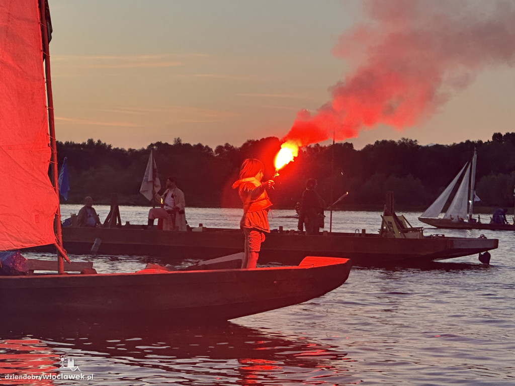Festiwal Wisły 2024: Parada statków w świetle rac