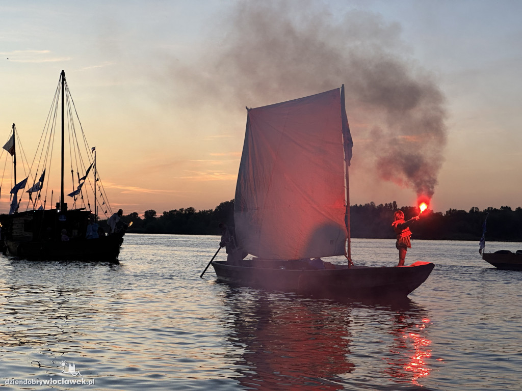 Festiwal Wisły 2024: Parada statków w świetle rac