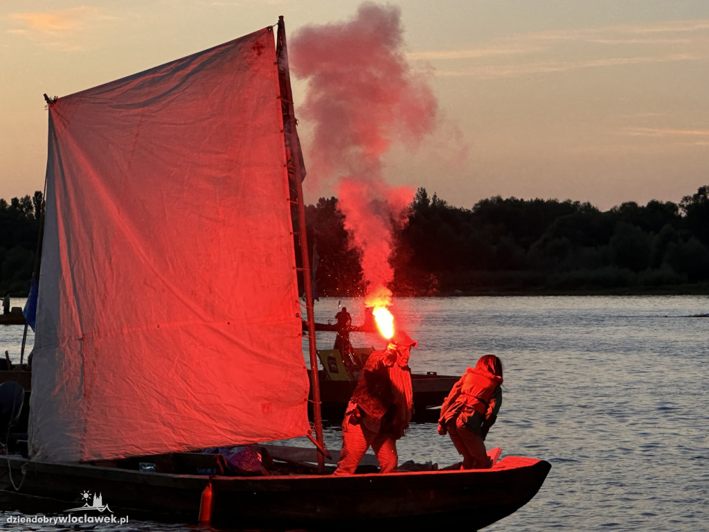 Festiwal Wisły 2024: Parada statków w świetle rac