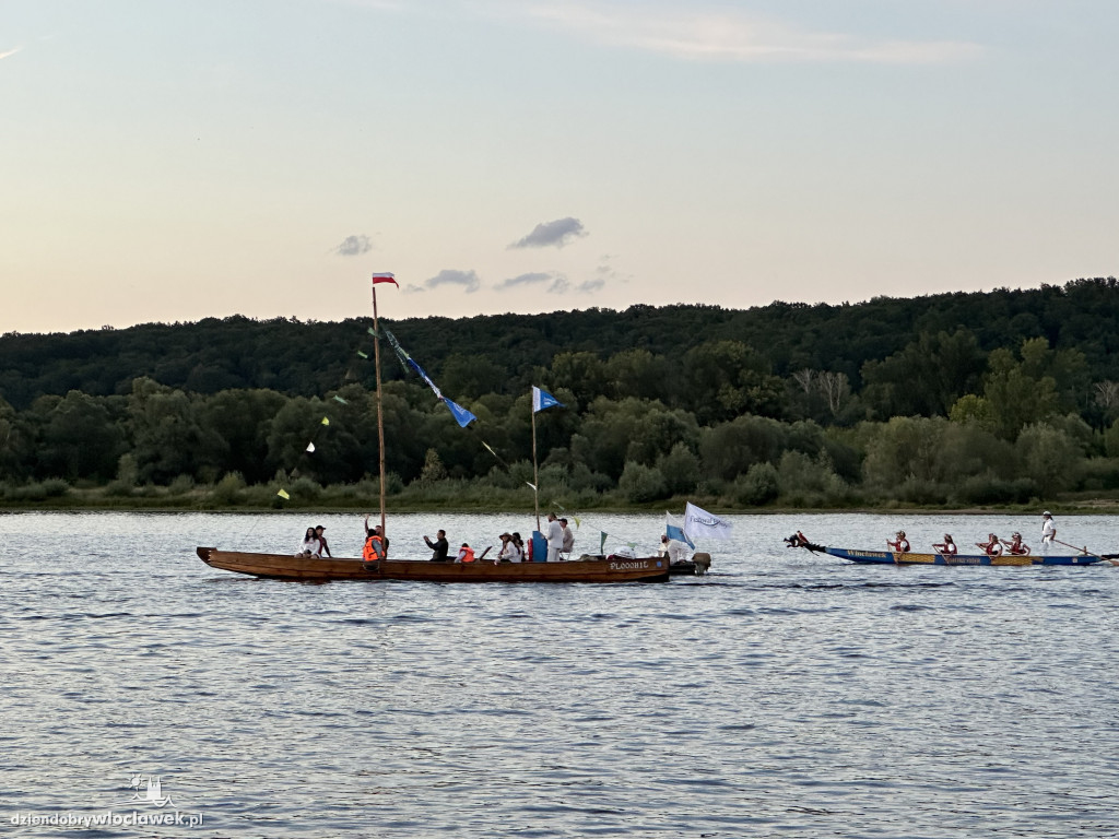 Festiwal Wisły 2024: Parada statków w świetle rac