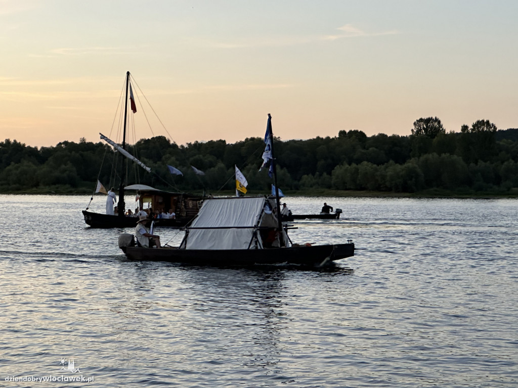 Festiwal Wisły 2024: Parada statków w świetle rac