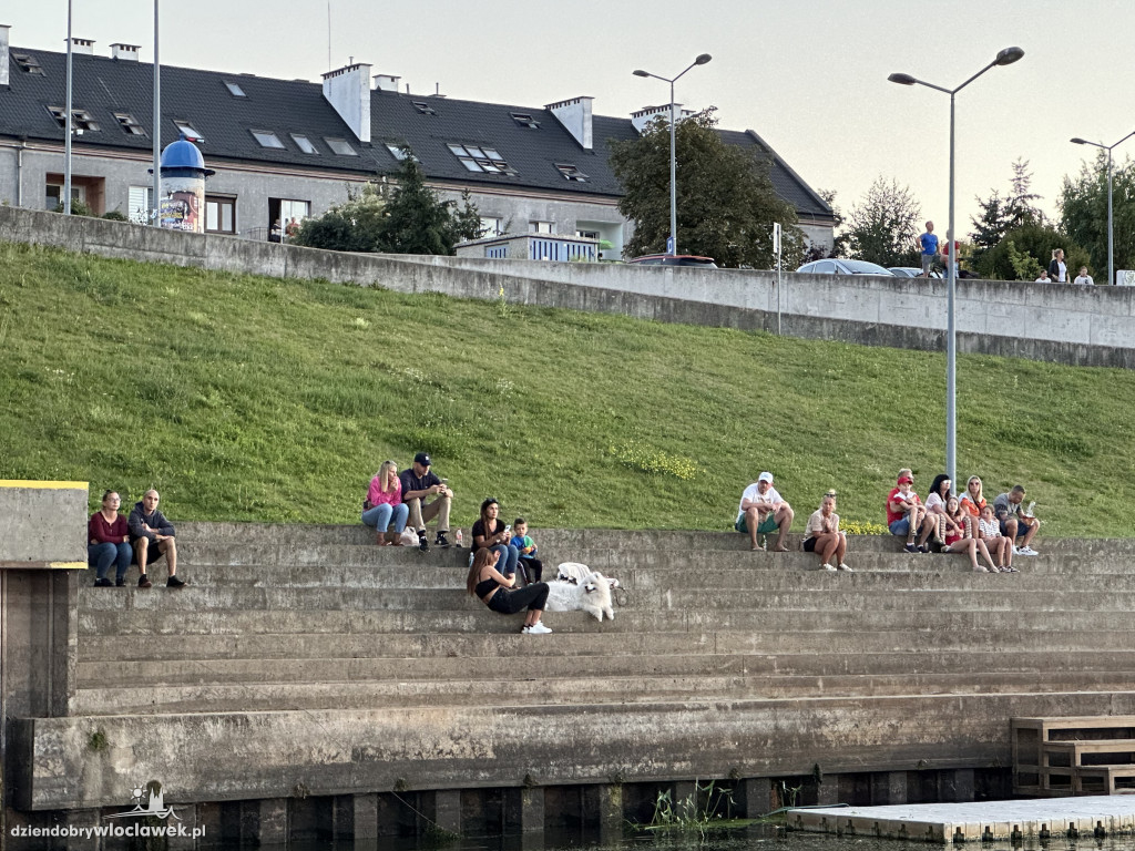 Festiwal Wisły 2024: Parada statków w świetle rac