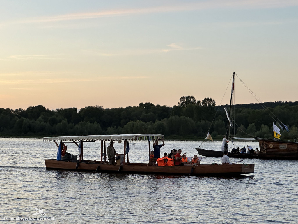 Festiwal Wisły 2024: Parada statków w świetle rac