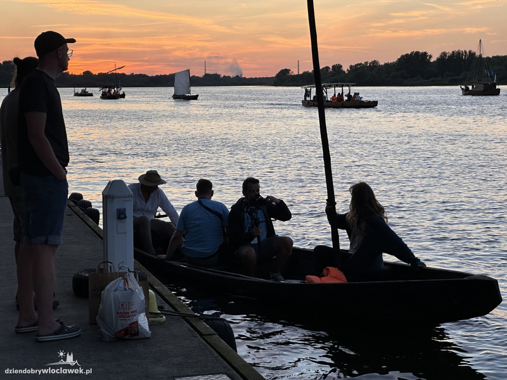 Festiwal Wisły 2024: Parada statków w świetle rac
