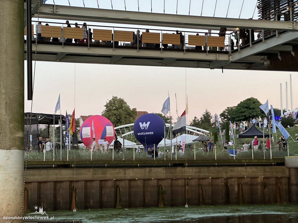 Festiwal Wisły 2024: Parada statków w świetle rac