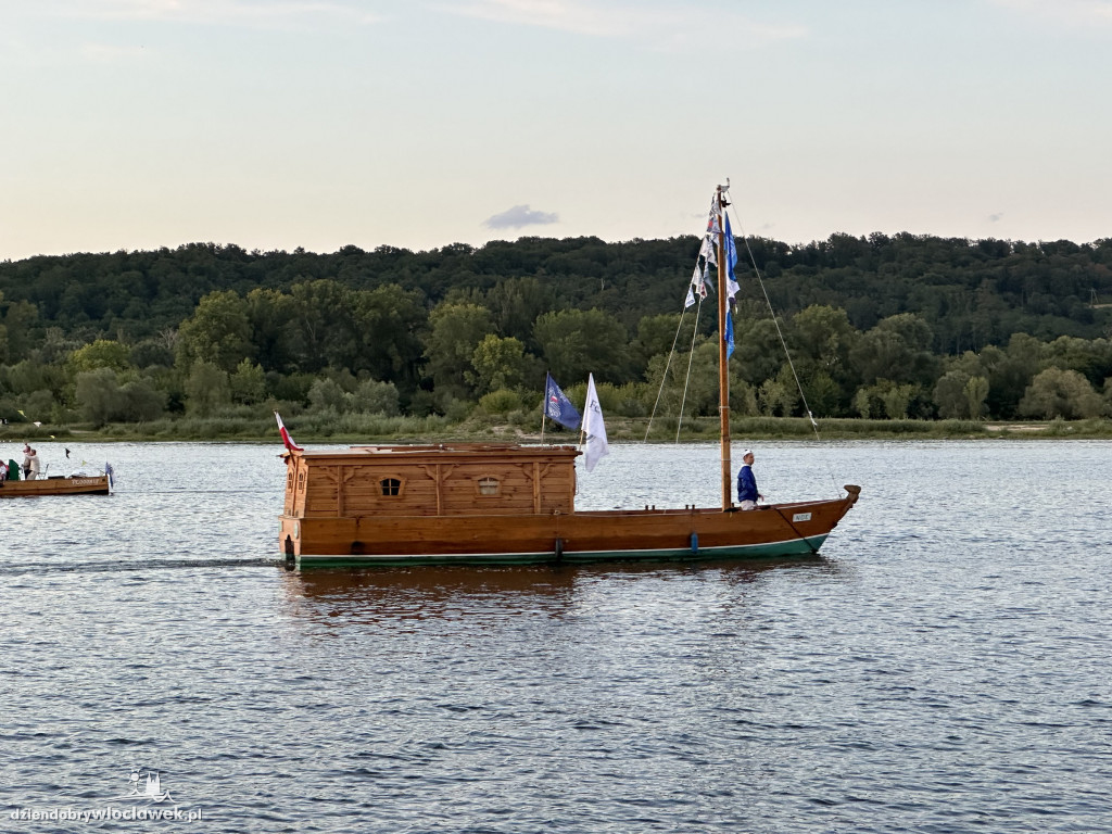 Festiwal Wisły 2024: Parada statków w świetle rac