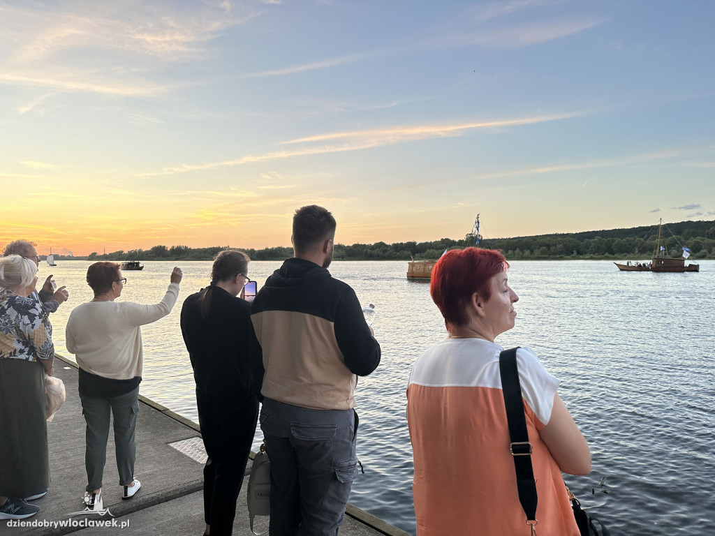 Festiwal Wisły 2024: Parada statków w świetle rac