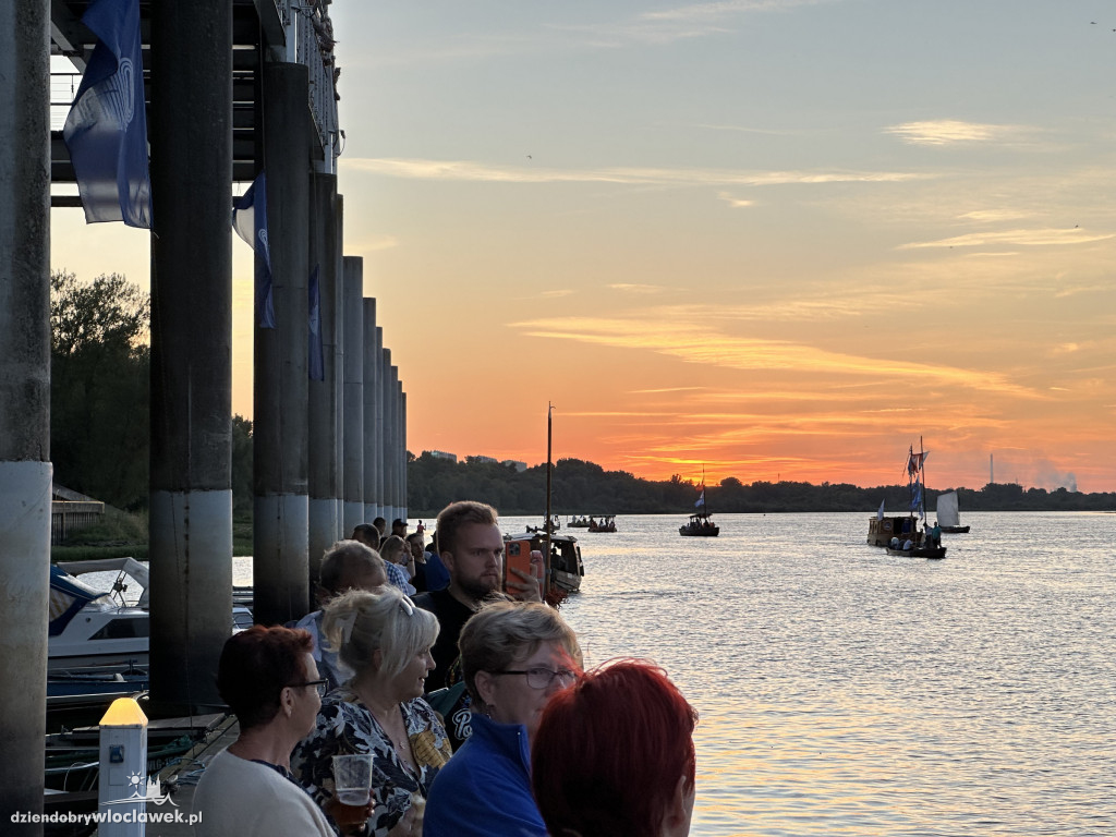 Festiwal Wisły 2024: Parada statków w świetle rac