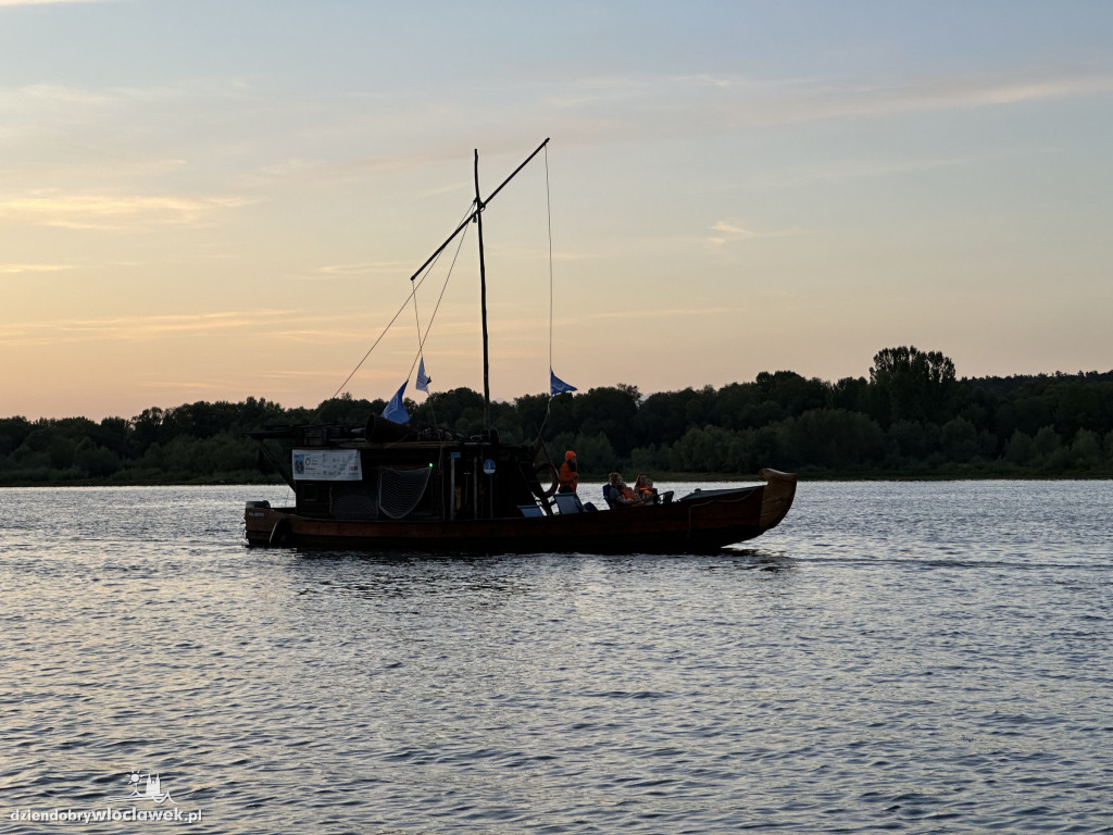Festiwal Wisły 2024: Parada statków w świetle rac