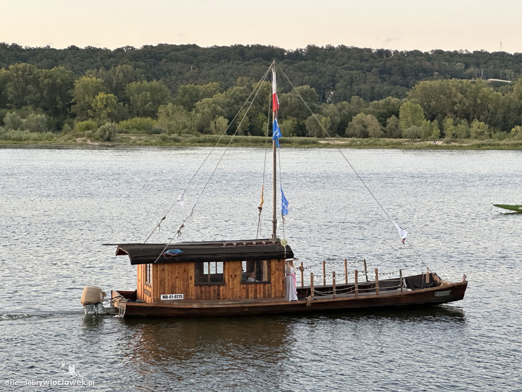 Festiwal Wisły 2024: Parada statków w świetle rac
