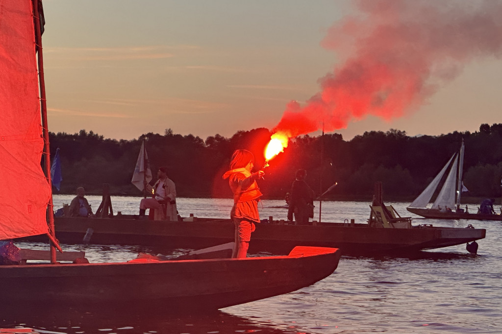 Festiwal Wisły 2024: Parada statków w świetle rac