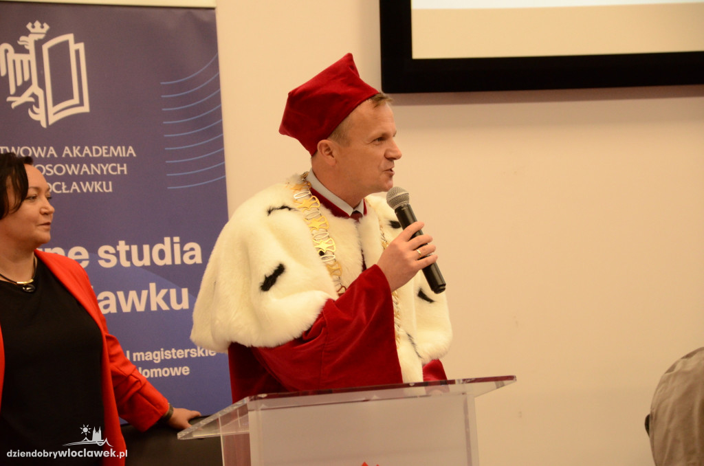 Wręczenie dyplomów absolwentom PANS we Włocławku