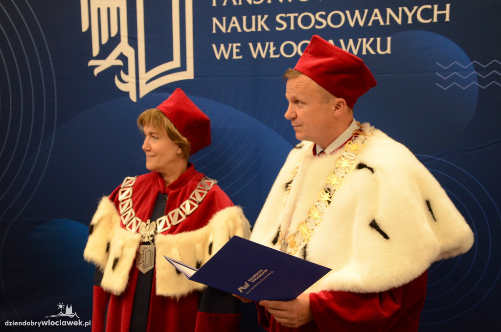 Wręczenie dyplomów absolwentom PANS we Włocławku