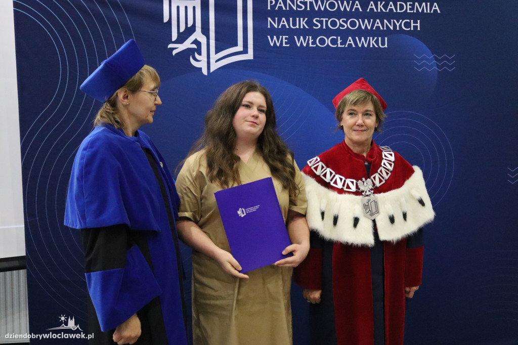PANS wykształciła nowe pielęgniarki. Tak odbierały dyplomy (FOTO)