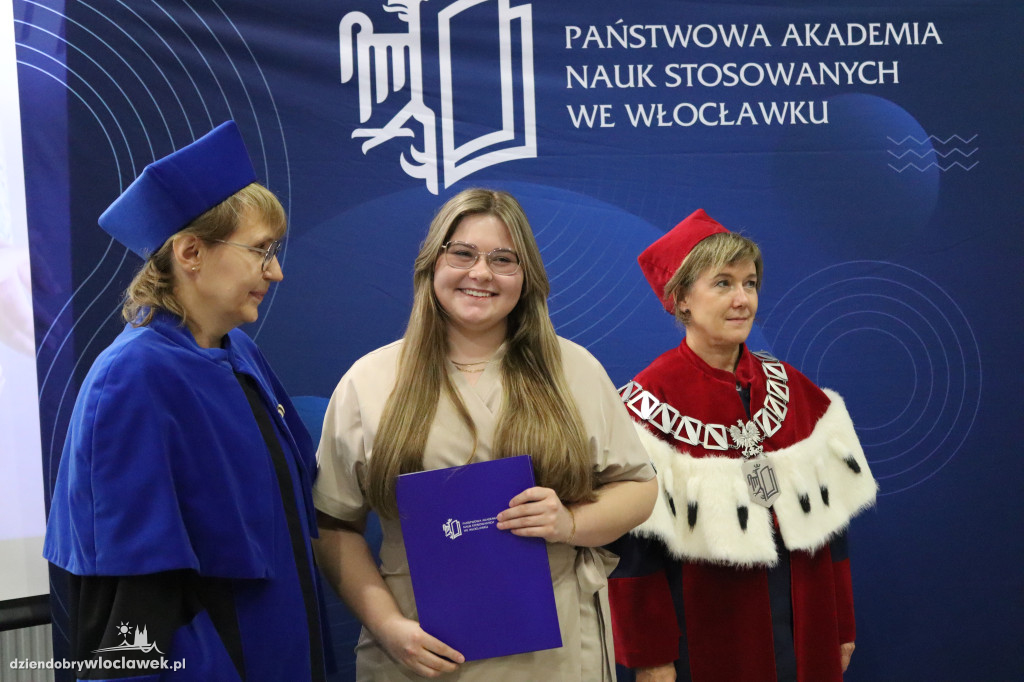PANS wykształciła nowe pielęgniarki. Tak odbierały dyplomy (FOTO)