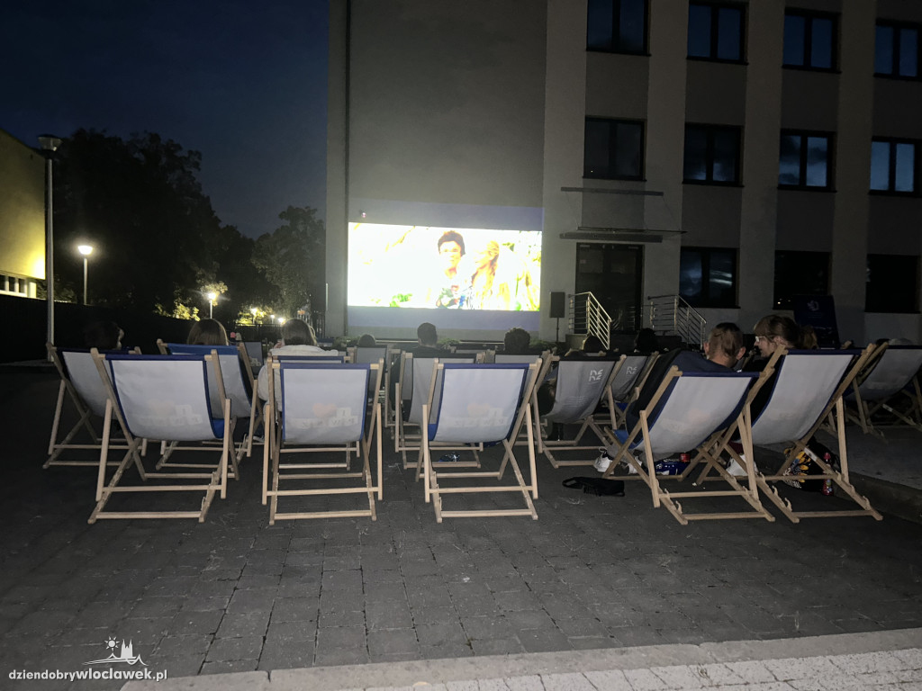 Uczelniane kino plenerowe