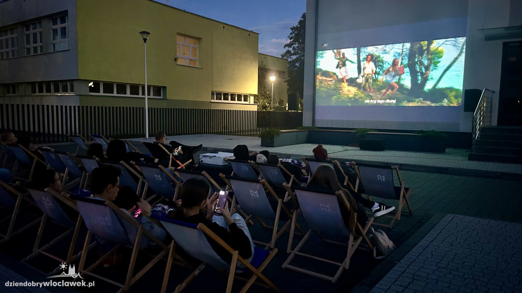 Uczelniane kino plenerowe