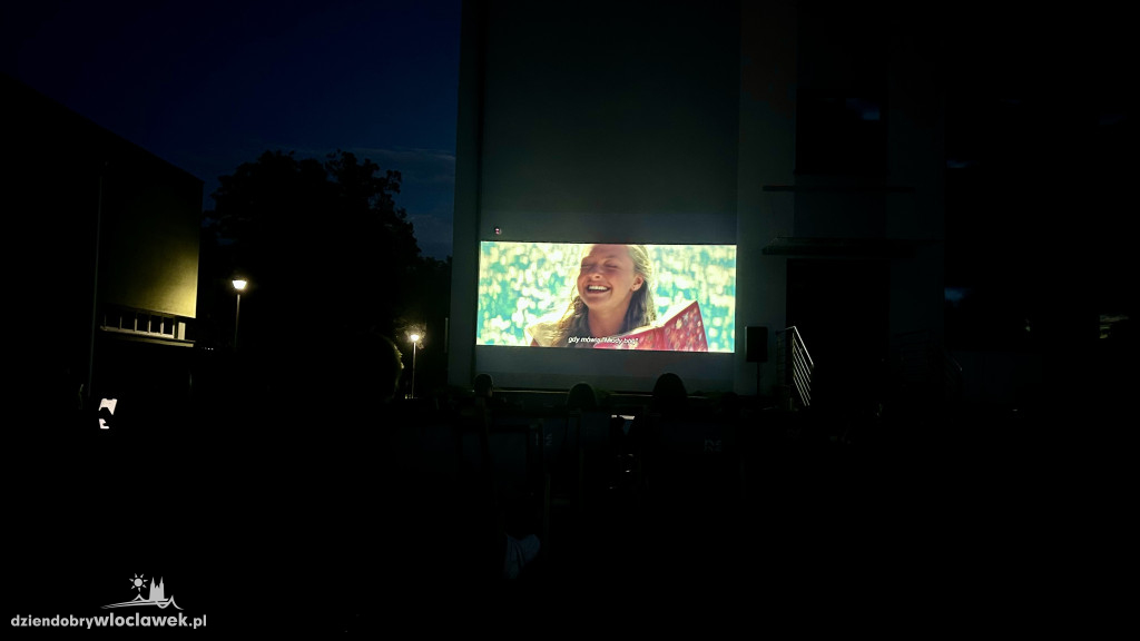Uczelniane kino plenerowe